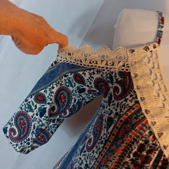 NoBo Cold Shoulder Floral Paisley Cropped Top - Picture 2 of 7